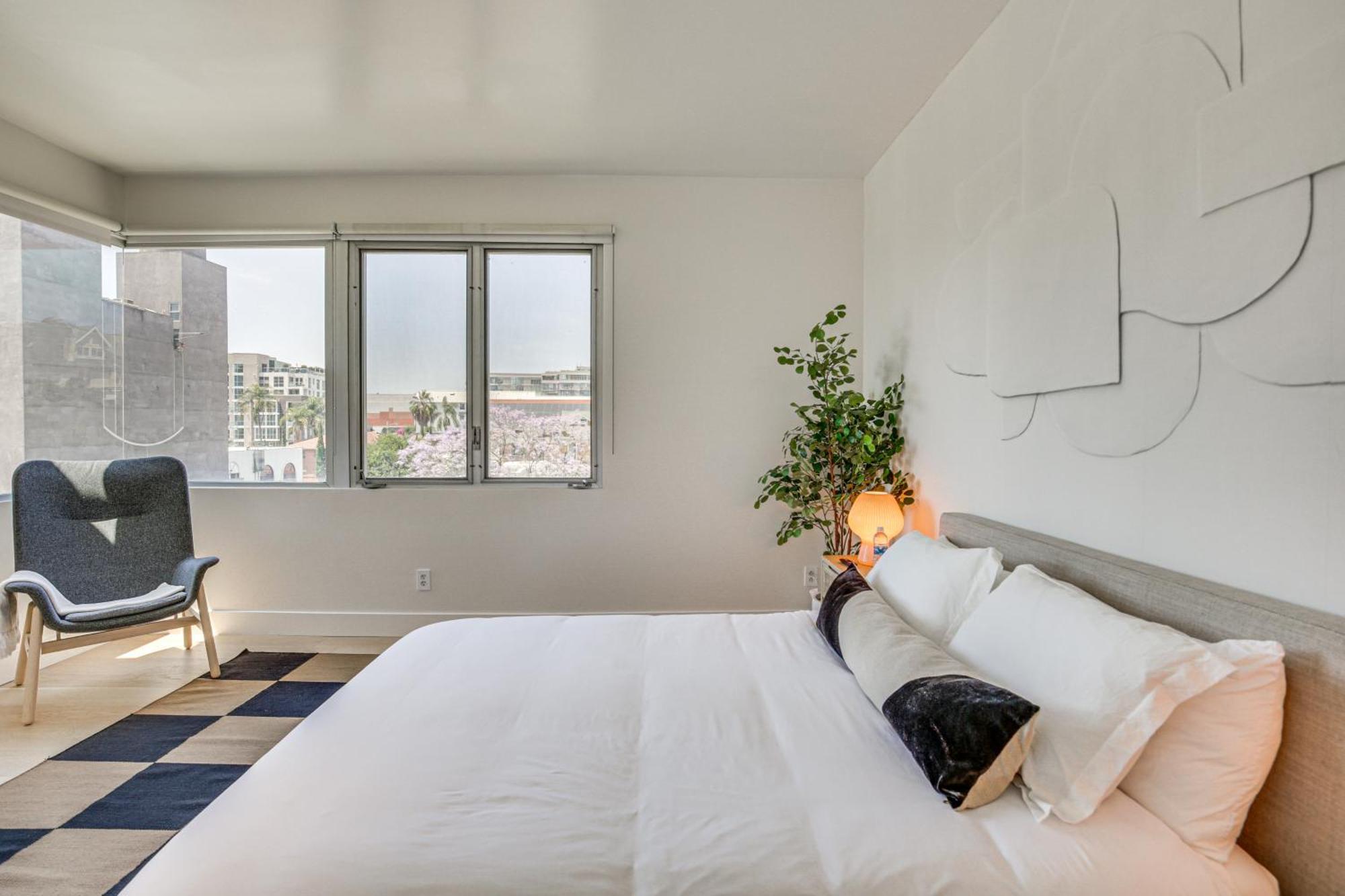 Holiday home Bright Retreat With Patio In Little Italy! *